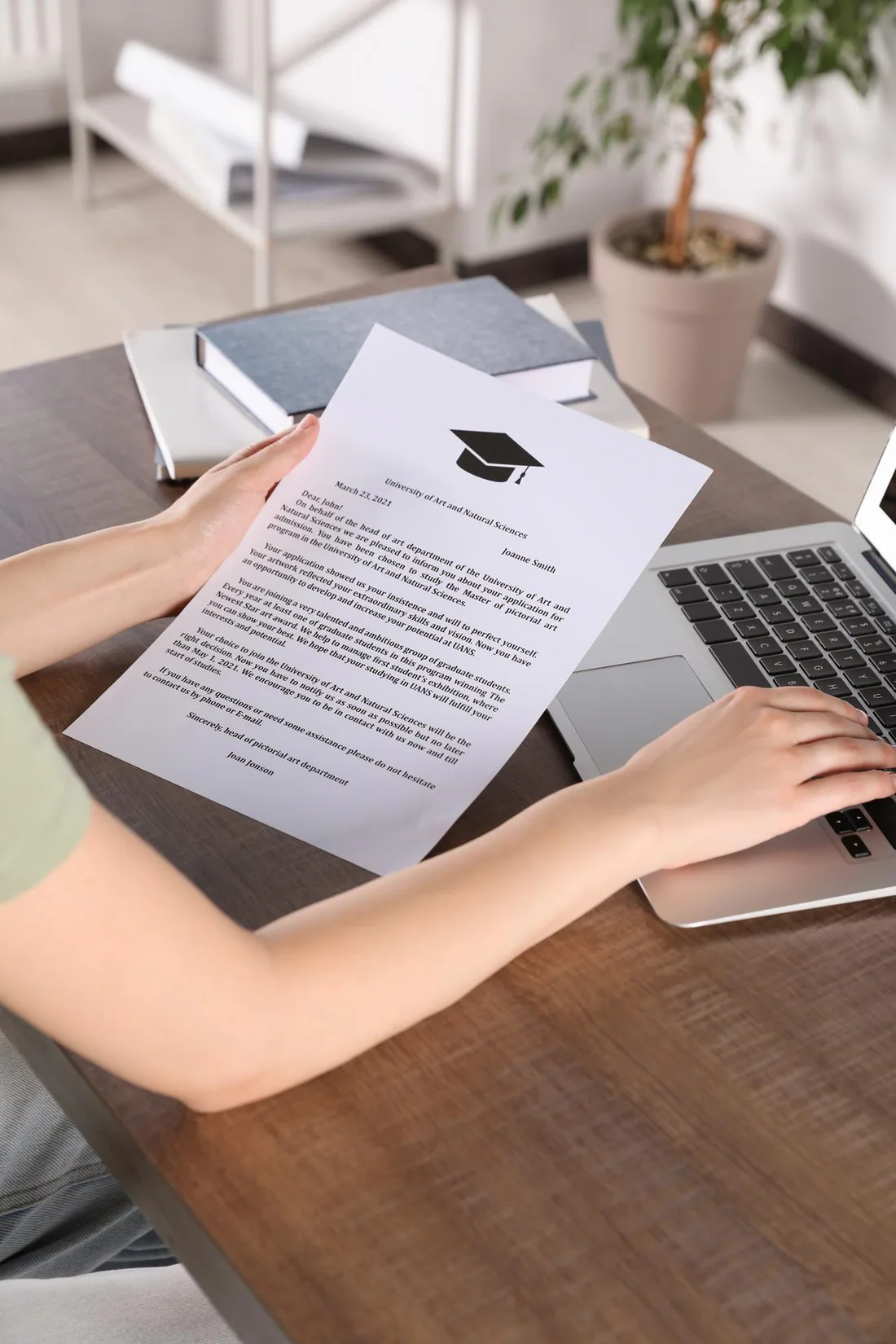 Beëdigd vertaler ondertekent een officiële studiegidsvertaling — Ecrivus International
