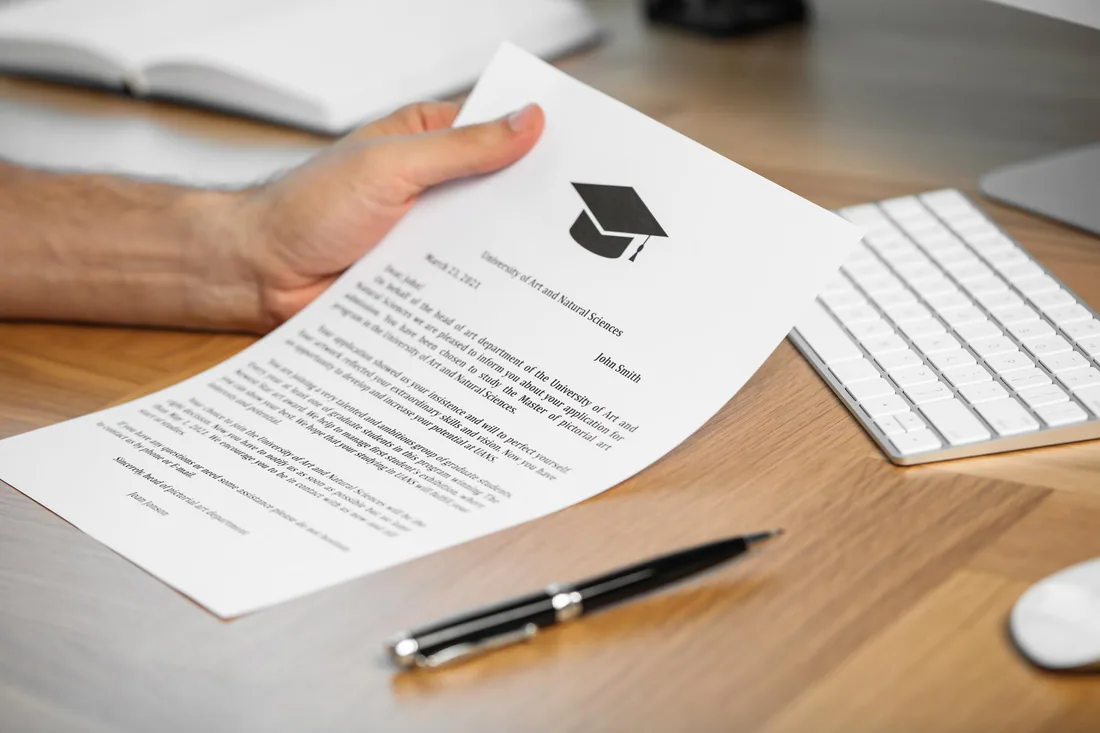 Beëdigde studiegidsvertaling met stempel en handtekening — Ecrivus International