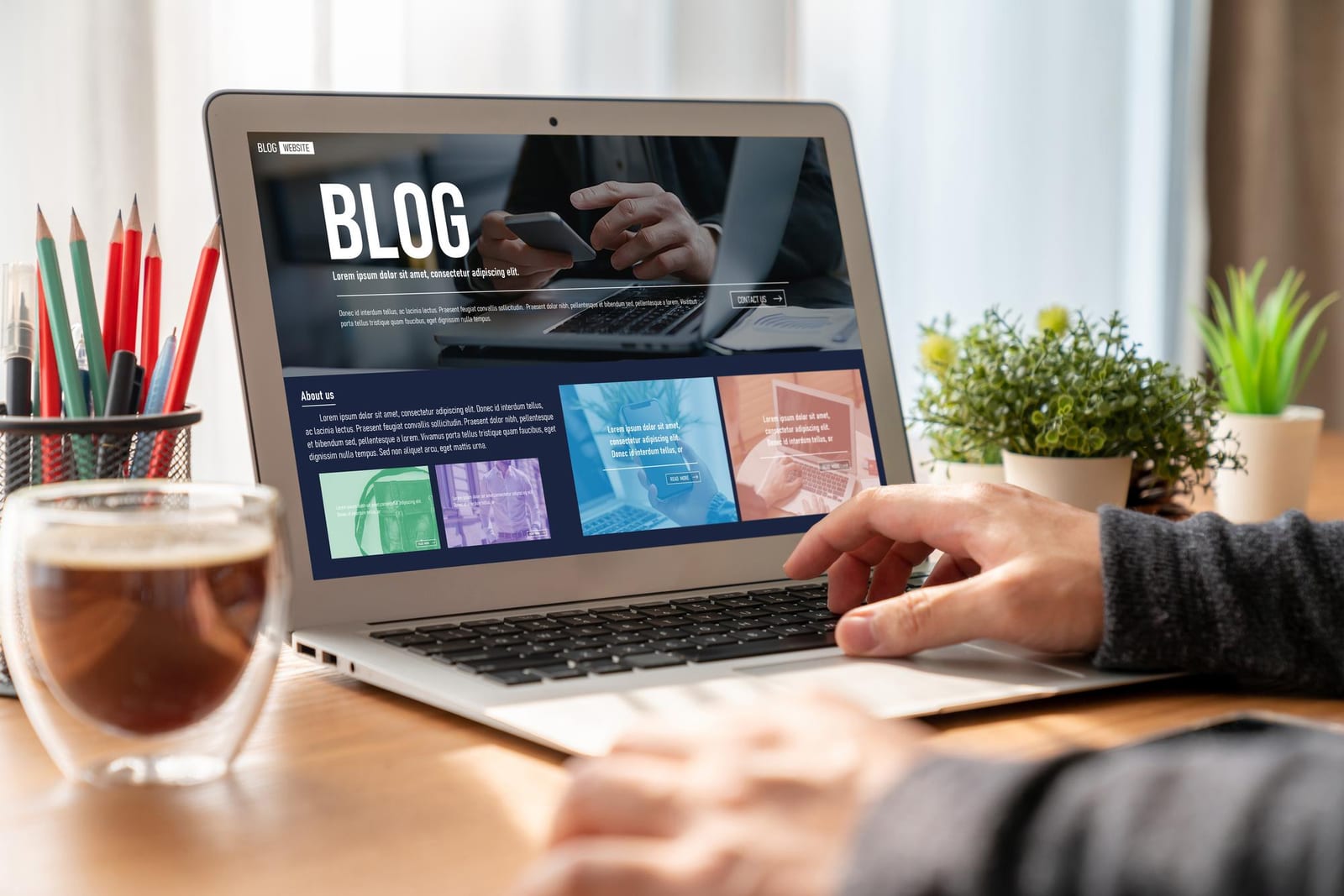 Laptop met de Ecrivus-kennisbank over vertalen en taalstrategie